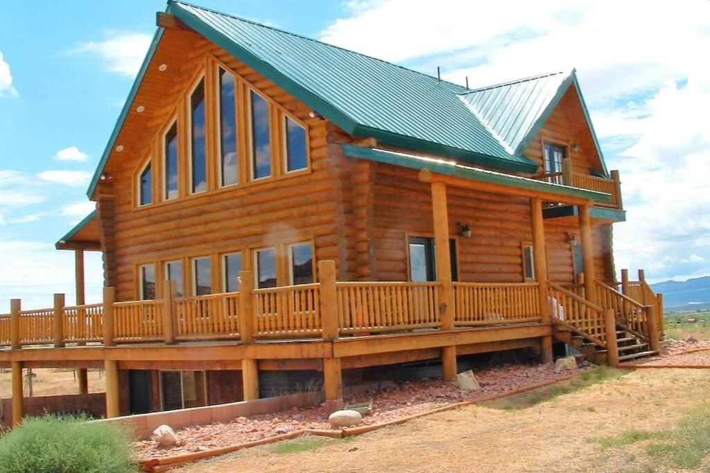 Red Rock Ranch Log Cabin: Large, Fully Furnished إيسكالانتي المظهر الخارجي الصورة